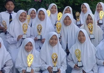 penghargaan-sang-juara-kelas-madrasah-aliyah-darul-ma’wa-plandirejo-2 – Copy