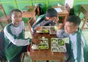 siswa-ma-darul-makwa-antusias-sambut-makanan-bergizi-gratis-mbg-pertama-kalinya